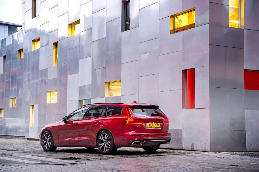  Volvo V60 T5 R-Design 2018 года  (UK) (фото 22 из 40)